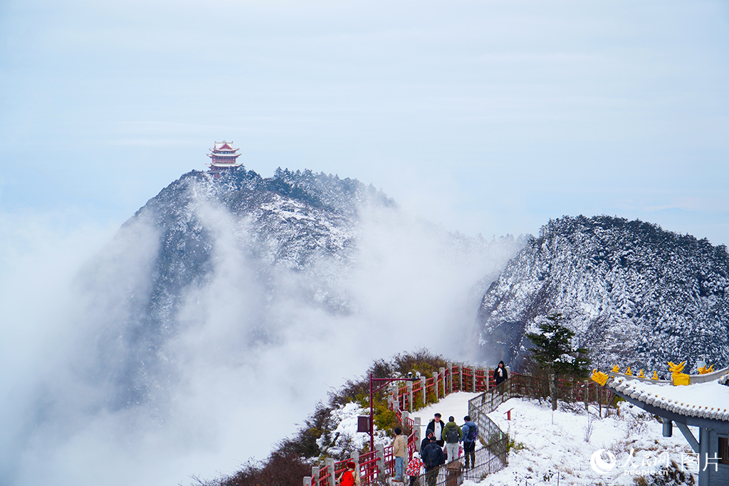 12月18日，四川省乐山市峨眉山景区内，游客正在游览参观景区雪景。人民网 赵祖乐摄