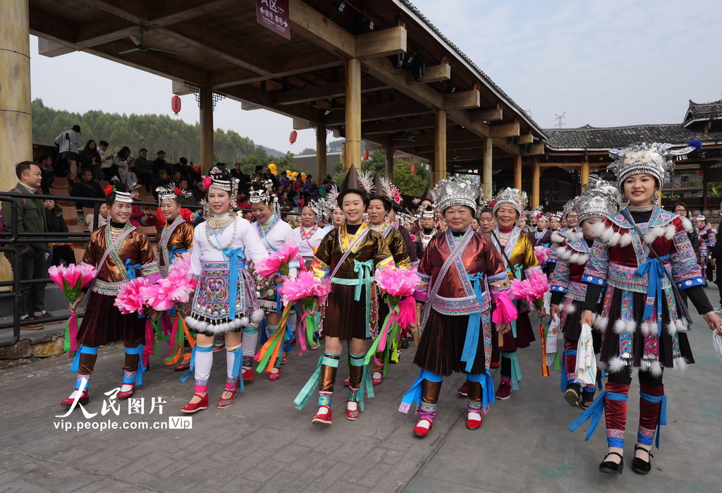 12月22日，在广西柳州市融水苗族自治县融水镇梦呜苗寨，主寨和客寨“同年”一起踩堂。