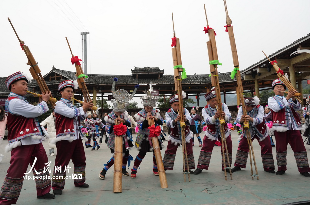 12月22日，在广西柳州市融水苗族自治县融水镇梦呜苗寨，主寨“同年”吹奏芦笙。