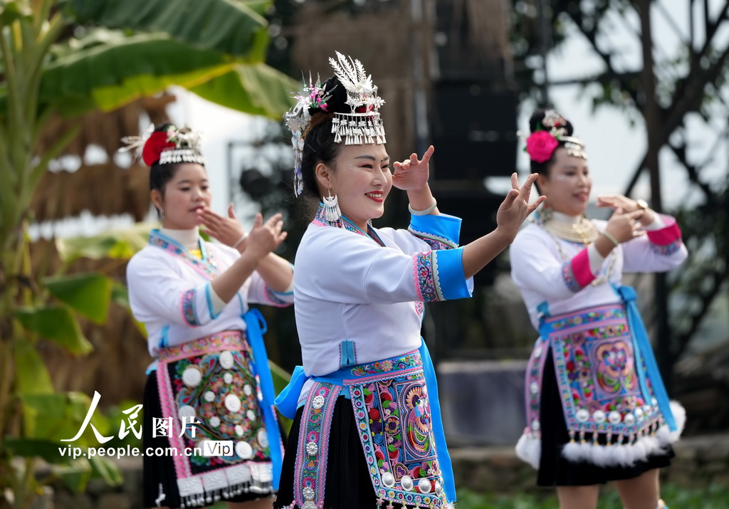 12月22日，在广西柳州市融水苗族自治县融水镇梦呜苗寨，苗家女在“打同年”活动中表演节目。