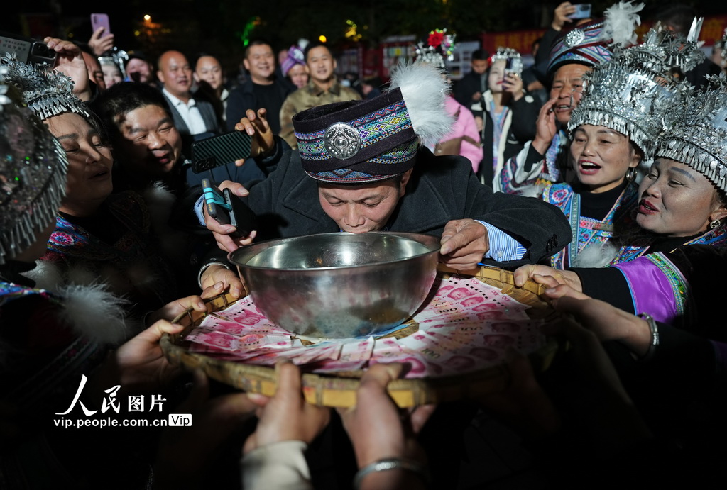 12月22日，在广西柳州市融水苗族自治县融水镇梦呜苗寨，客寨“同年”要回程时喝送行酒。