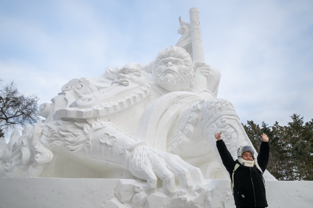 12月23日，一名游客在第37届太阳岛国际雪雕艺术博览会上留影。新华社记者 张涛 摄