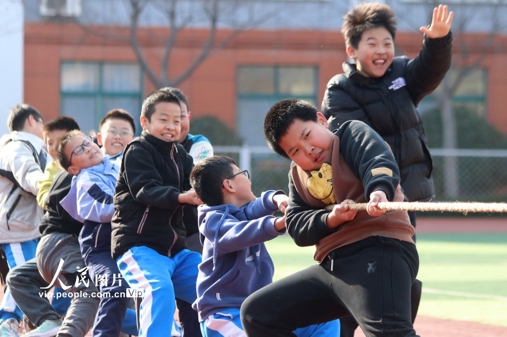 2024年12月27日，在山東省高密市恆濤實驗小學，孩子們在進行拔河比賽。