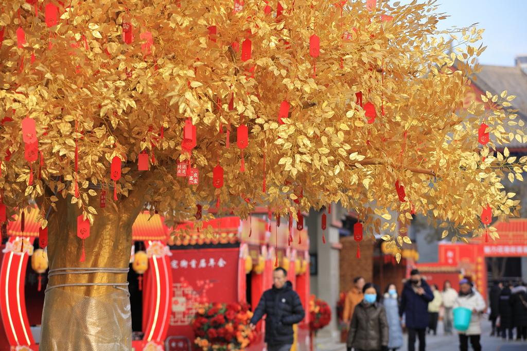 12月28日，游客在甘肃省兰州市七里河区兰州老街新年市集上游玩。新华社发（陈永刚摄）