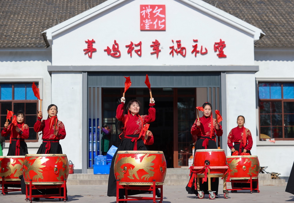 12月28日，在浙江省湖州市吳興區埭溪鎮茅塢村，村民表演威風鑼鼓。新華社發（何偉衛攝）