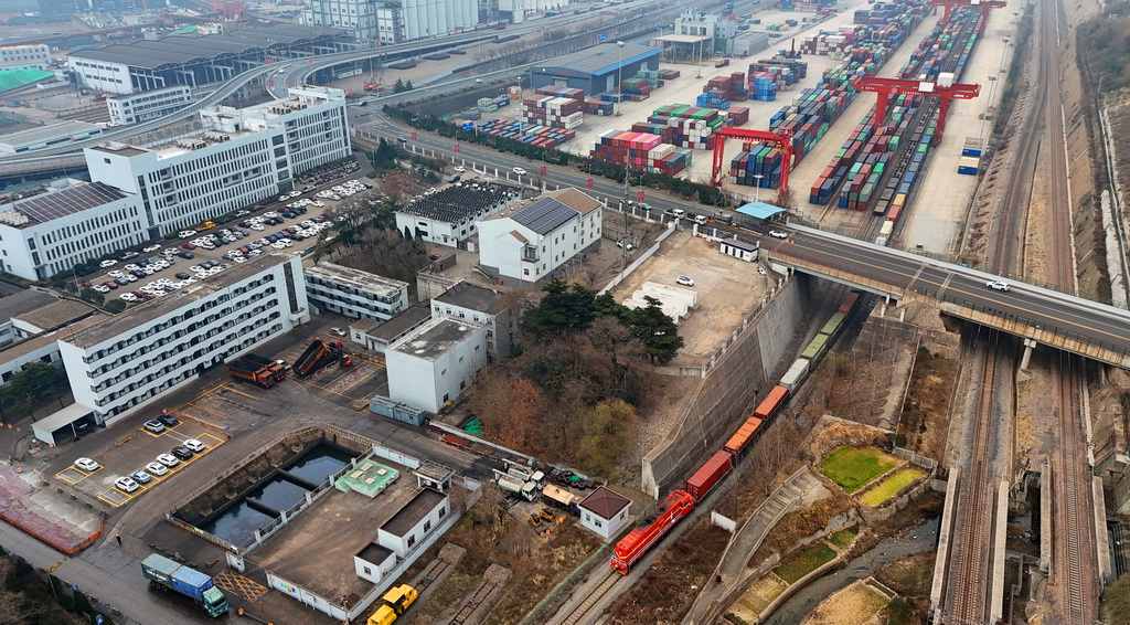 1月2日，在中哈（連雲港）物流合作基地，一列中歐班列緩緩駛出（無人機照片）。新華社發（耿玉和攝）