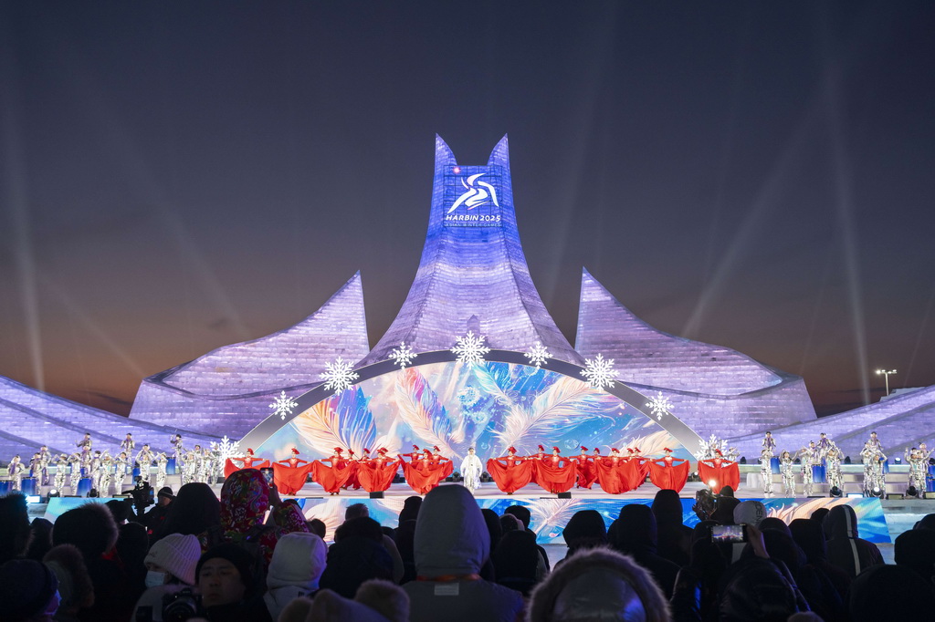 1月5日，在哈尔滨冰雪大世界园区，人们观看第41届中国·哈尔滨国际冰雪节开幕式演出。新华社记者 谢剑飞 摄