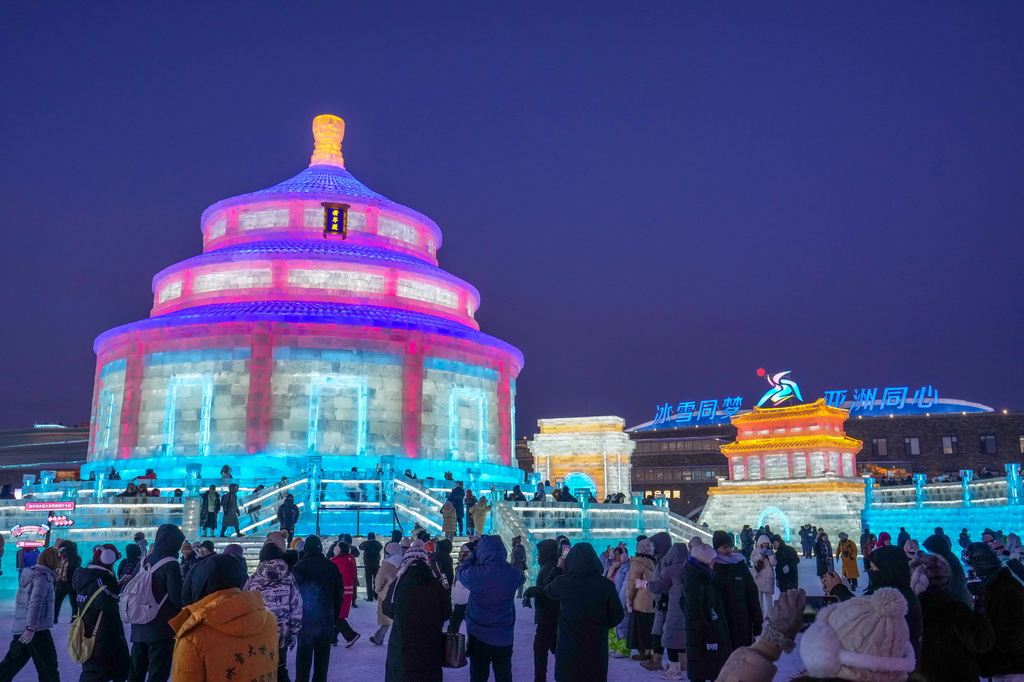 1月5日，游客在哈尔滨冰雪大世界园区游玩。新华社记者 王建威 摄