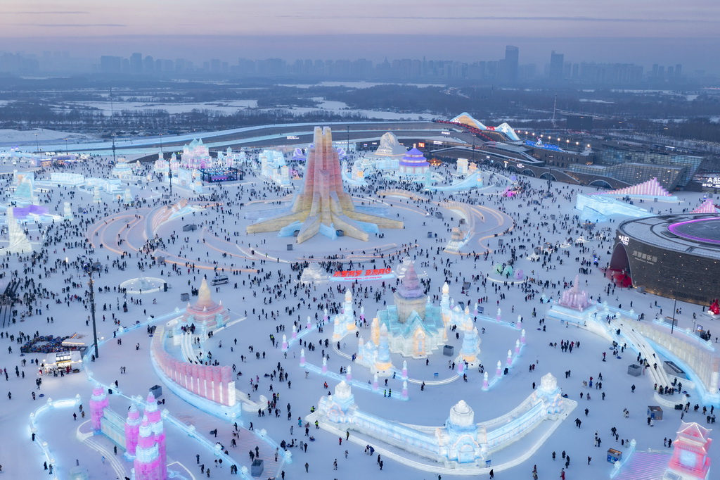 1月5日，游客在哈爾濱冰雪大世界園區游玩（無人機照片）。新華社記者 謝劍飛 攝