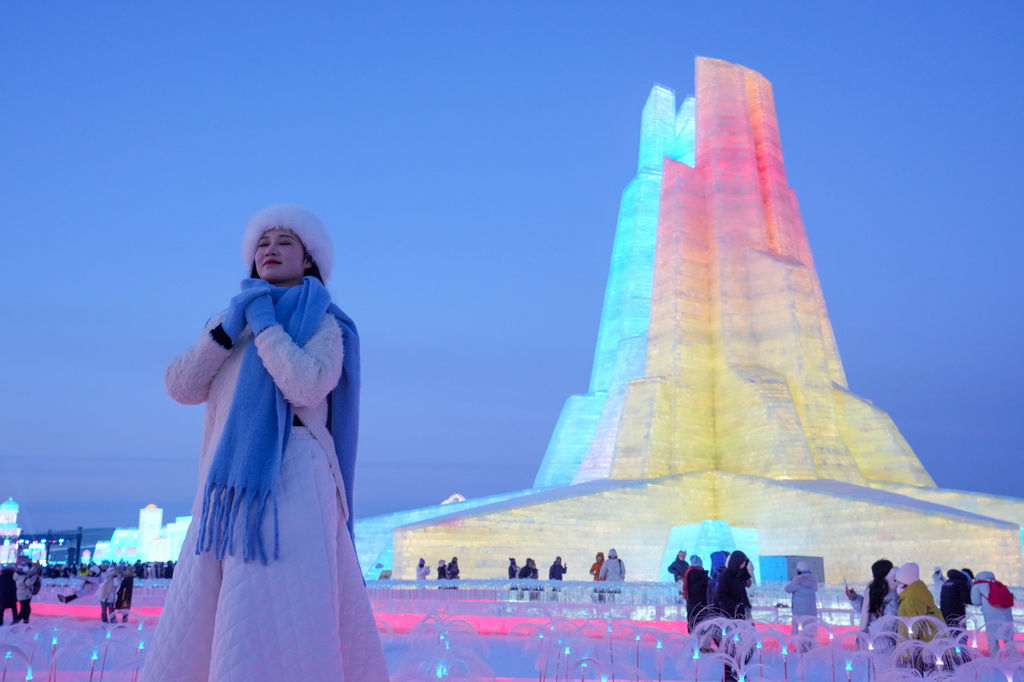 1月5日，游客在哈尔滨冰雪大世界园区留影。新华社记者 王建威 摄