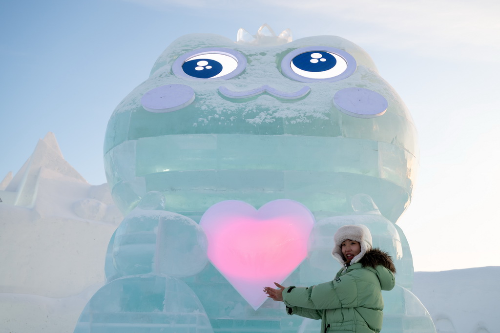 1月5日，游客在哈尔滨冰雪大世界园区拍照留念。新华社记者 张涛 摄