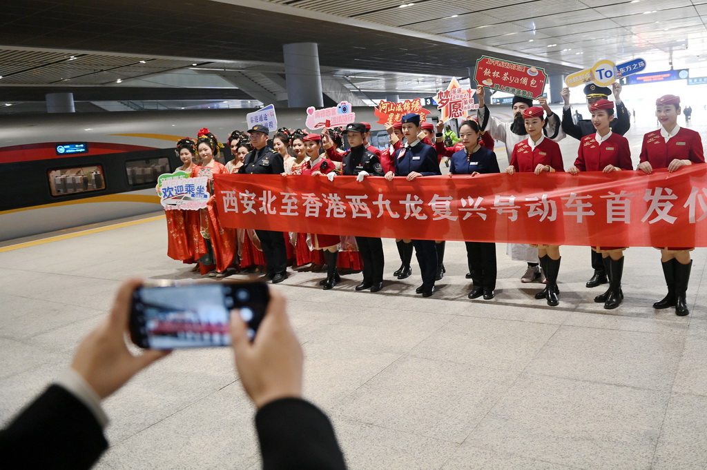 1月5日，擔當陝港列車值乘任務的“長安之馨”西港乘務組身著新款制服亮相。