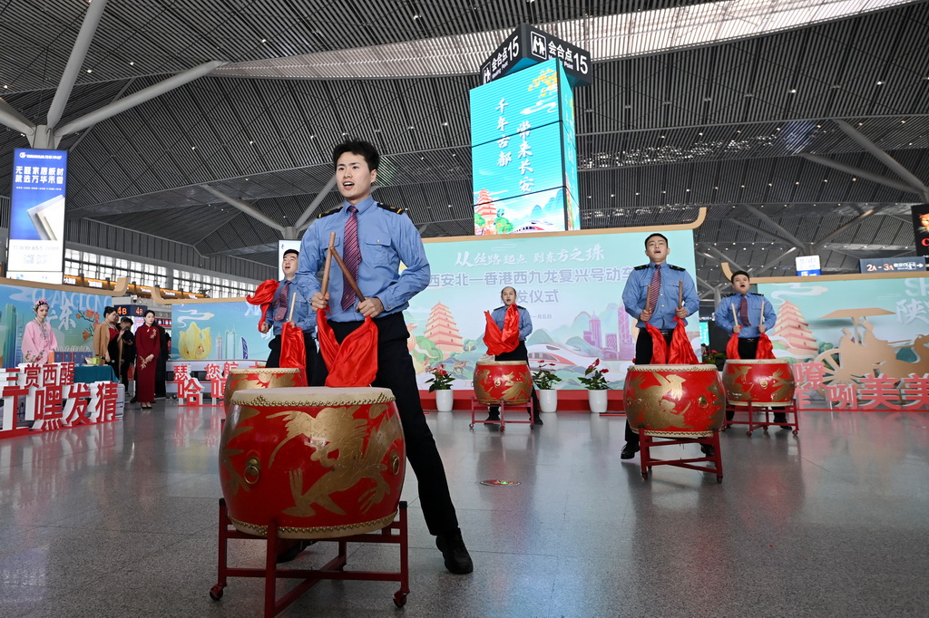 1月5日，在西安北站候车大厅，铁路工作人员在西安北至香港西九龙复兴号车首发仪式上为旅客表演。