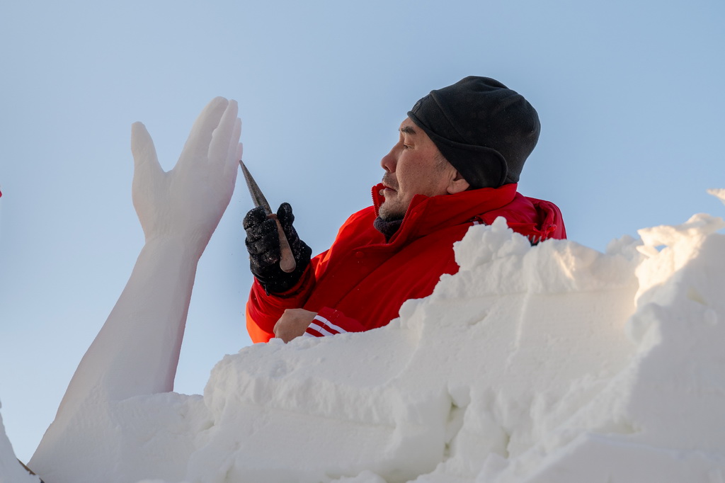 1月6日，參賽選手在哈爾濱太陽島雪博會園區進行雪雕創作。新華社記者 張濤 攝