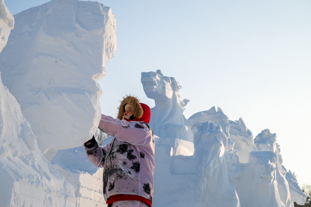 1月6日，參賽選手在哈爾濱太陽島雪博會園區進行雪雕創作。新華社記者 張濤 攝