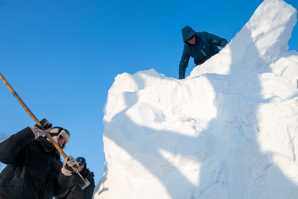 1月6日，參賽選手在哈爾濱太陽島雪博會園區進行雪雕創作。新華社記者 張濤 攝