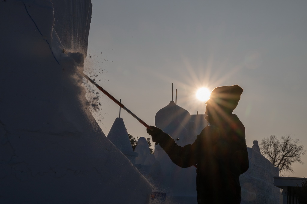 1月6日，參賽選手在哈爾濱太陽島雪博會園區進行雪雕創作。新華社記者 張濤 攝