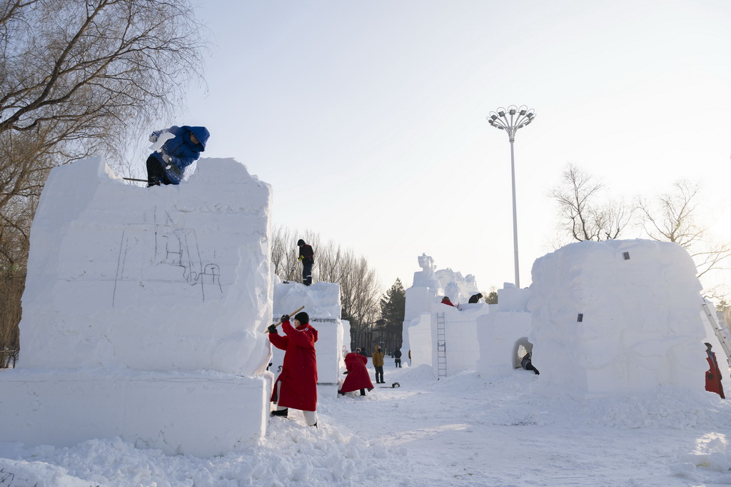 1月6日，参赛选手在哈尔滨太阳岛雪博会园区进行雪雕创作。新华社记者 谢剑飞 摄