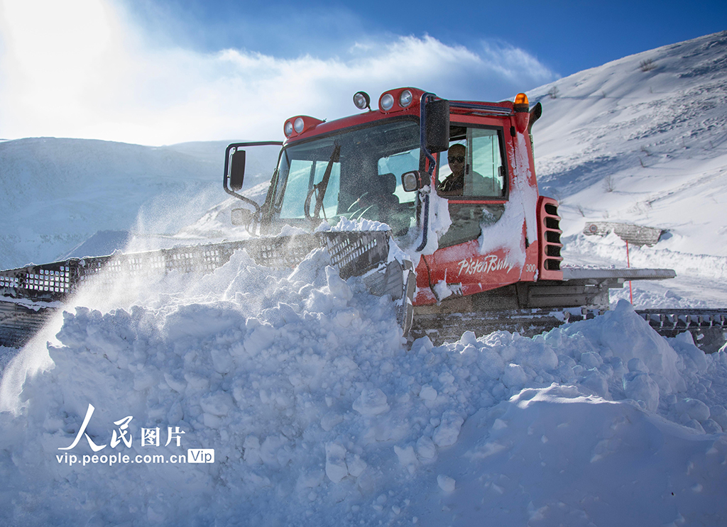 吉林延边：长白山景区清理积雪保畅通【4】