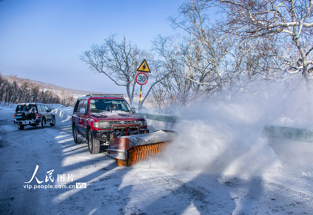 吉林延邊：長白山景區清理積雪保暢通【5】