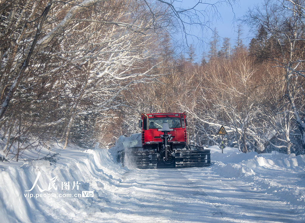 吉林延邊：長白山景區清理積雪保暢通【6】