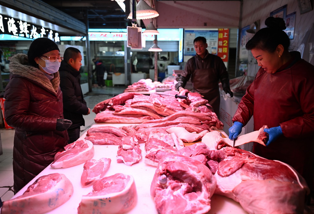 1月8日，市民在延安市宝塔区一处市场选购鲜肉。