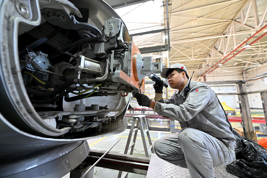 1月9日，在太原動車組運用所，動車組機械師對列車的車頭單元進行檢查維護。