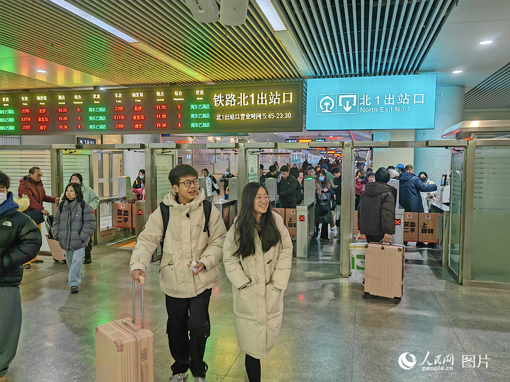 1月12日，春运前夕，天津火车站人头攒动，旅客从天津站北出站口出站。人民网记者 崔新耀摄