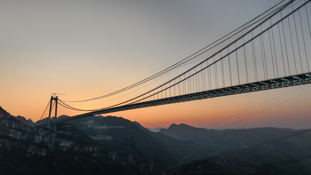 夕阳下的贵州六安高速公路花江峡谷大桥（1月13日摄，无人机照片）。