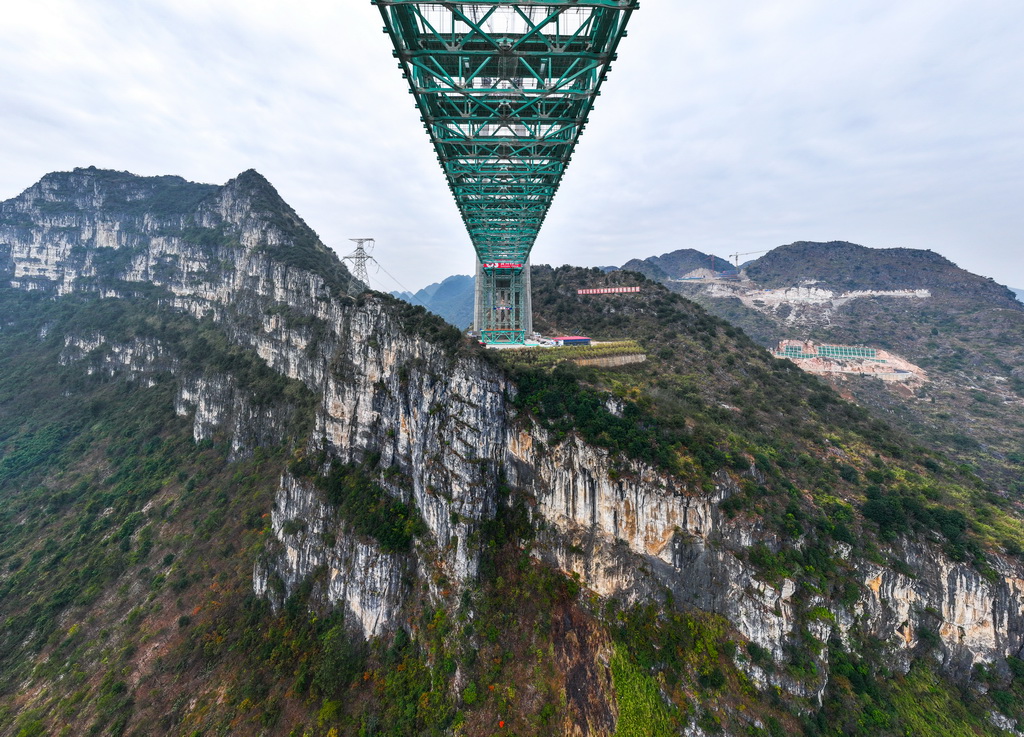 这是1月14日拍摄的贵州六安高速公路花江峡谷大桥（无人机照片）。