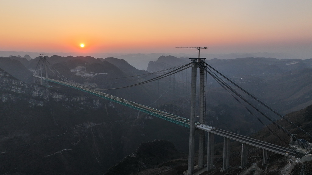 夕阳下的贵州六安高速公路花江峡谷大桥（1月13日摄，无人机照片）。