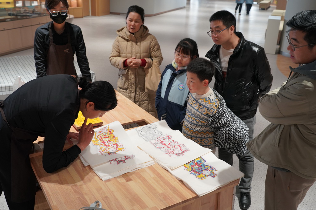 1月13日，参观者在新落成的长安书院内观看工作人员制作木版年画。新华社记者 邵瑞 摄