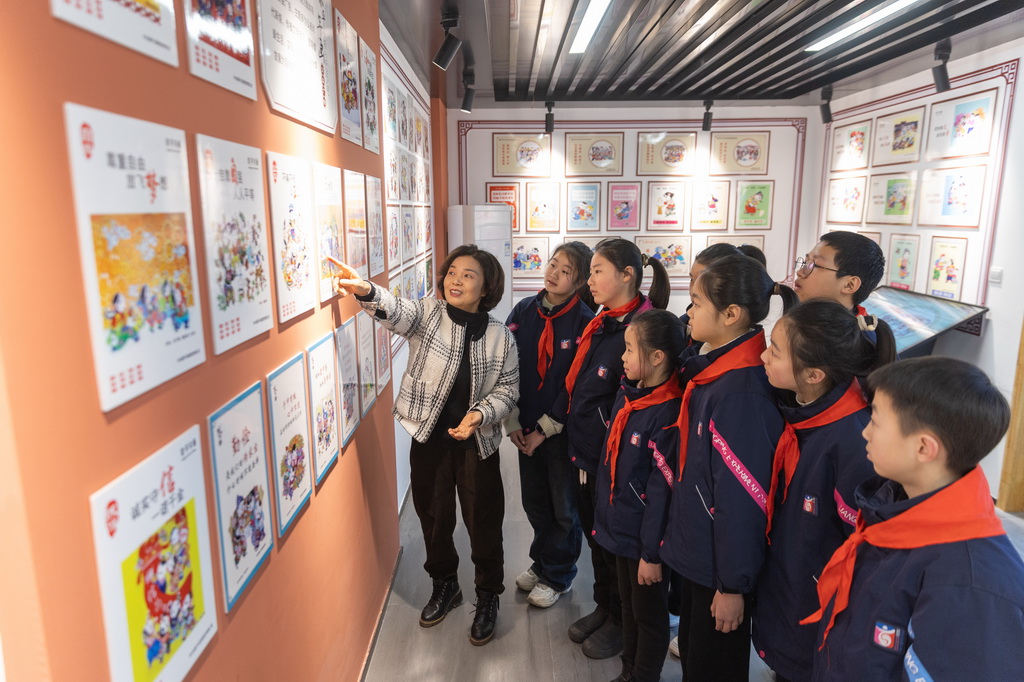 1月15日，在重庆市梁平区梁平实验小学少儿年画馆，梁平木版年画市级代表性传承人莫绍萍给学生们介绍梁平新年画做的公益广告。梁平新年画是在继承传统木版年画的基础上发展而成的一种美术创作形式。