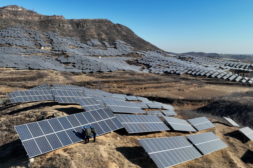 1月19日，國網邢台供電公司的工人在轄區虎頭山光伏發電場巡檢（無人機照片）。