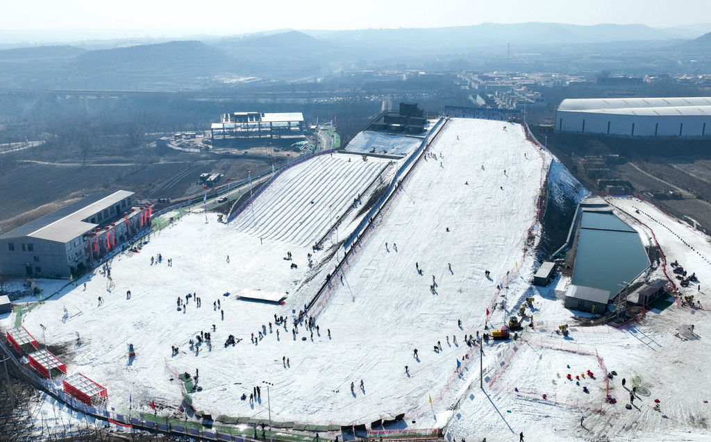 1月19日，游客在邯鄲市復興區東高河村滑雪場內滑雪游玩（無人機照片）。