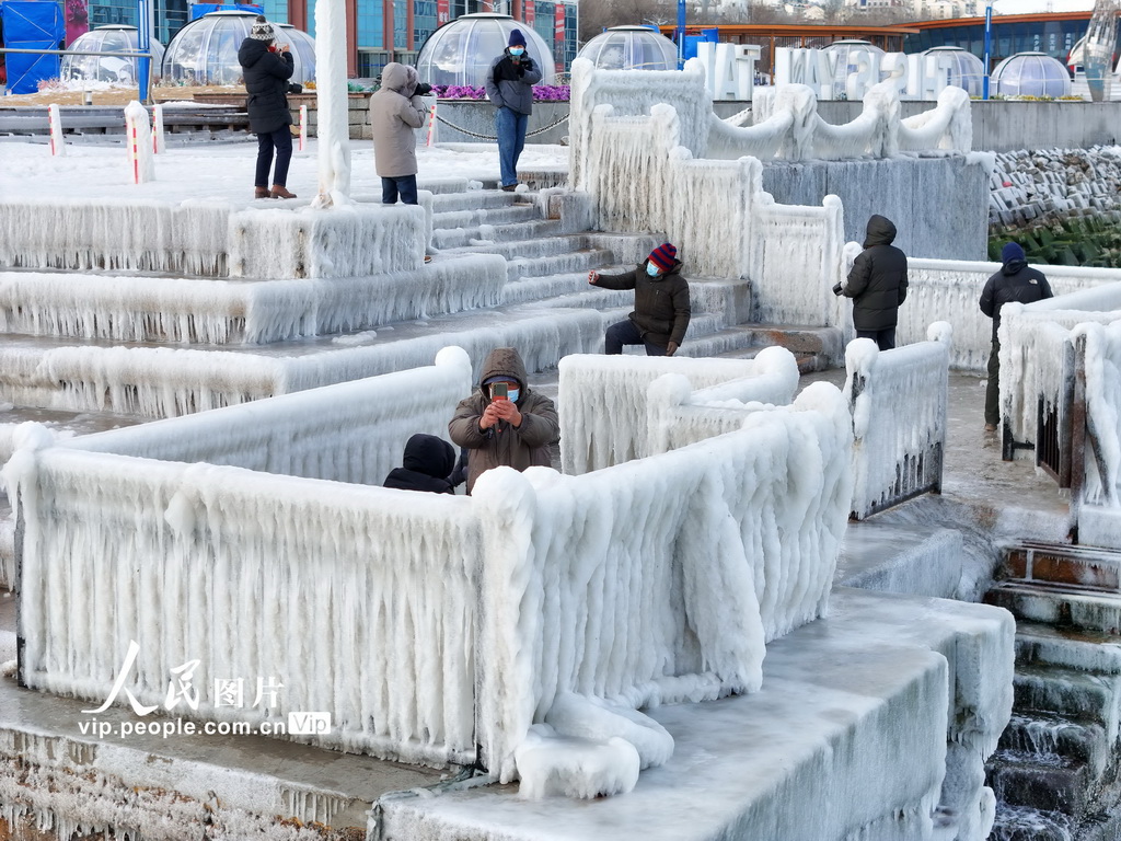 山東煙台：寒潮過境 海濱現冰凌【4】