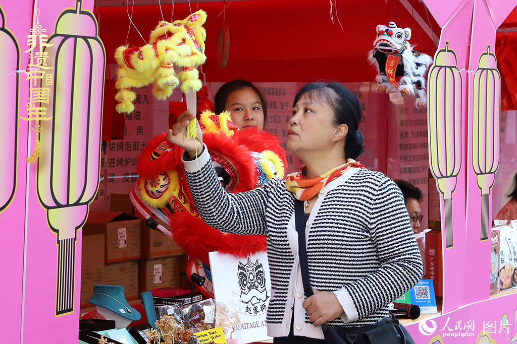 2025年2月11日，2025深圳节日大道元宵奇妙会暨深潮文化周活动现场，市民正在选购广东醒狮。人民网 江佳玲摄