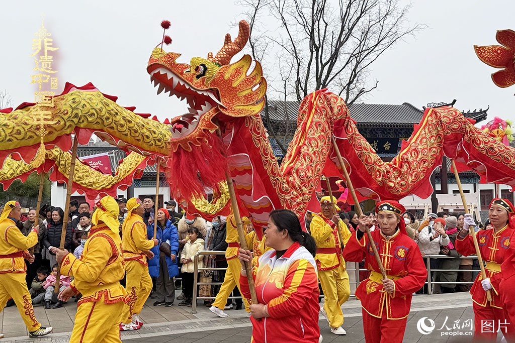 2025年2月10日，在武汉市武昌区紫阳公园元宵游园会，市民观看舞龙表演。人民网记者 周恬摄