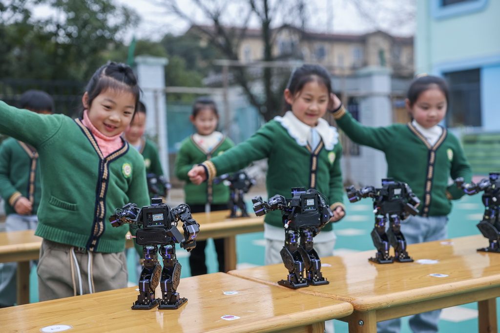 2月19日，诸暨市暨南街道南悦幼儿园的孩子们在拓展课程上观看机器人舞蹈。