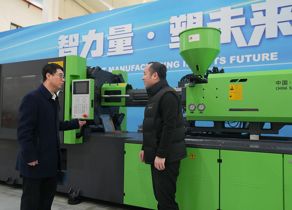 在浙江省温州市一家专精特新企业，生产负责人（右）向胡东方介绍企业自主创新情况（2025年2月18日摄）。