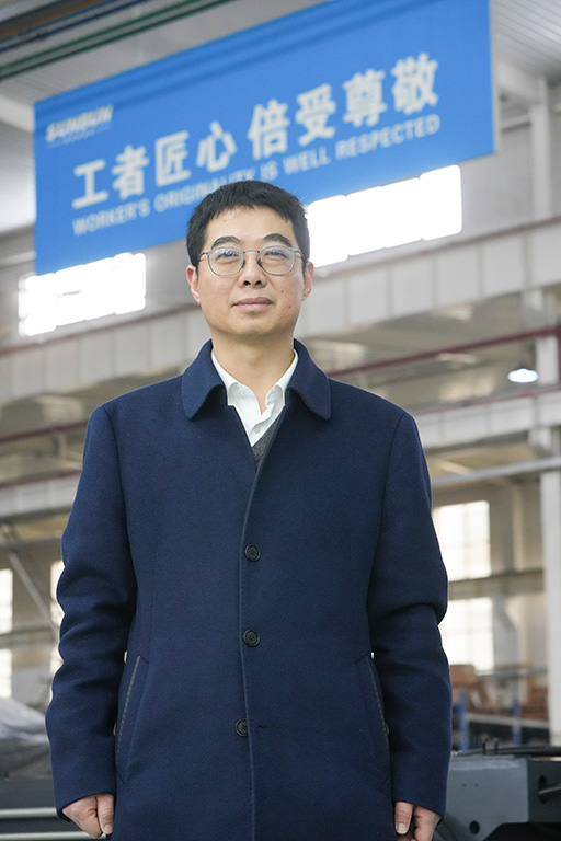 这是在浙江省温州市一家专精特新企业拍摄的全国人大代表胡东方（2025年2月18日摄）。