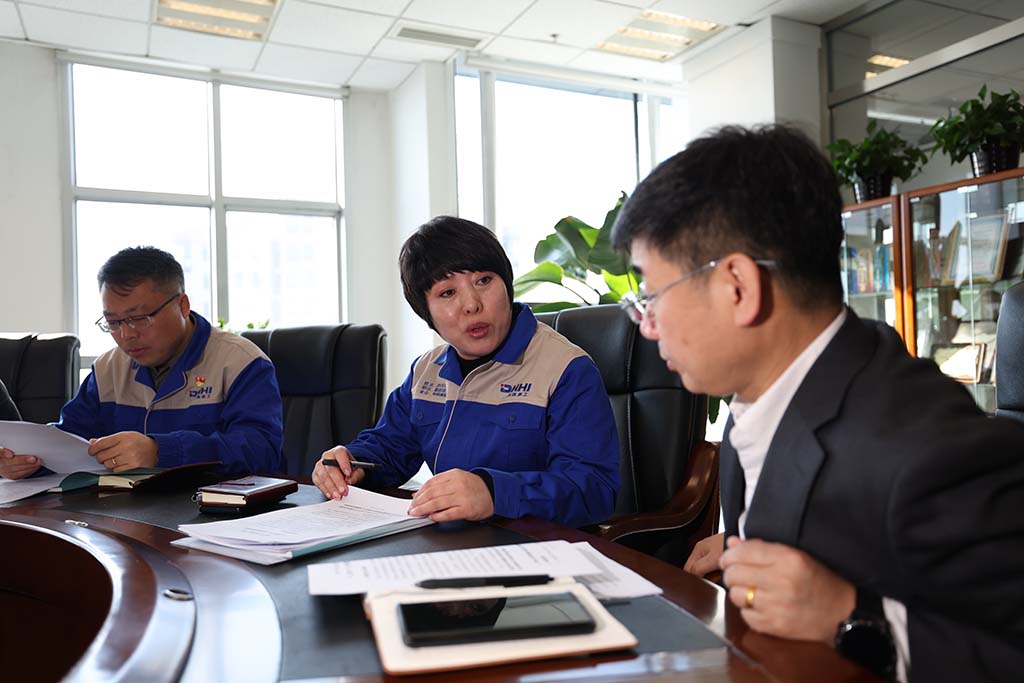 在英特工程仿真技术（大连）有限公司，孙元华（中）和公司工作人员进行工程软件研发技术交流（2025年2月20日摄）。