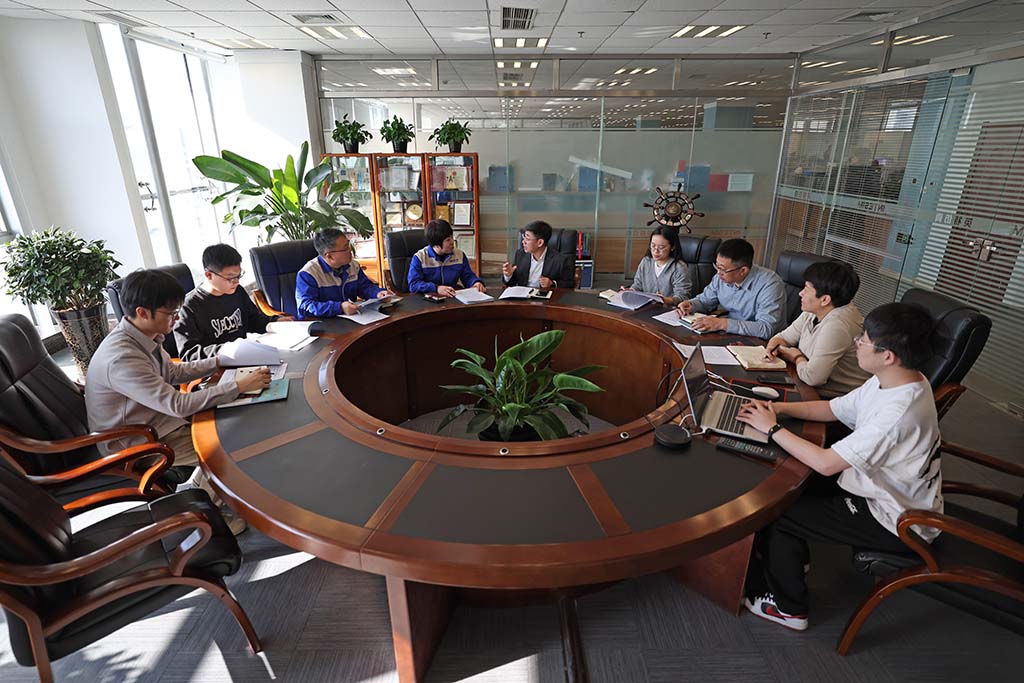 在英特工程仿真技术（大连）有限公司，孙元华（左四）和公司工作人员进行工程软件研发技术交流（2025年2月20日摄）。