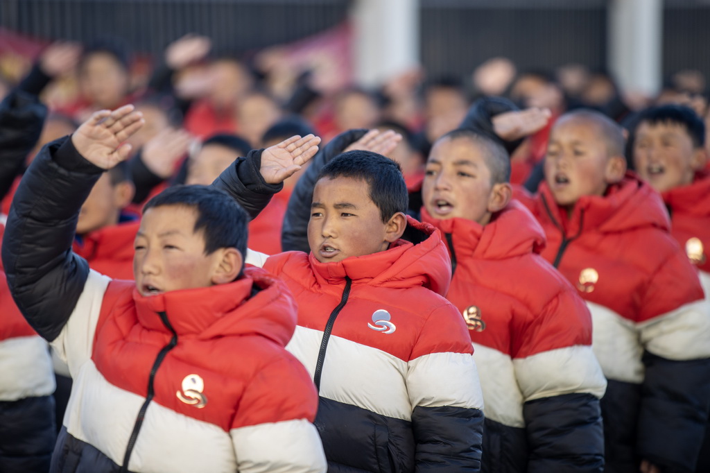 3月5日，来自受灾最严重的定日县长所乡、措果乡、曲洛乡的3所小学的学生在定日县委党校分流安置点参加升旗仪式。