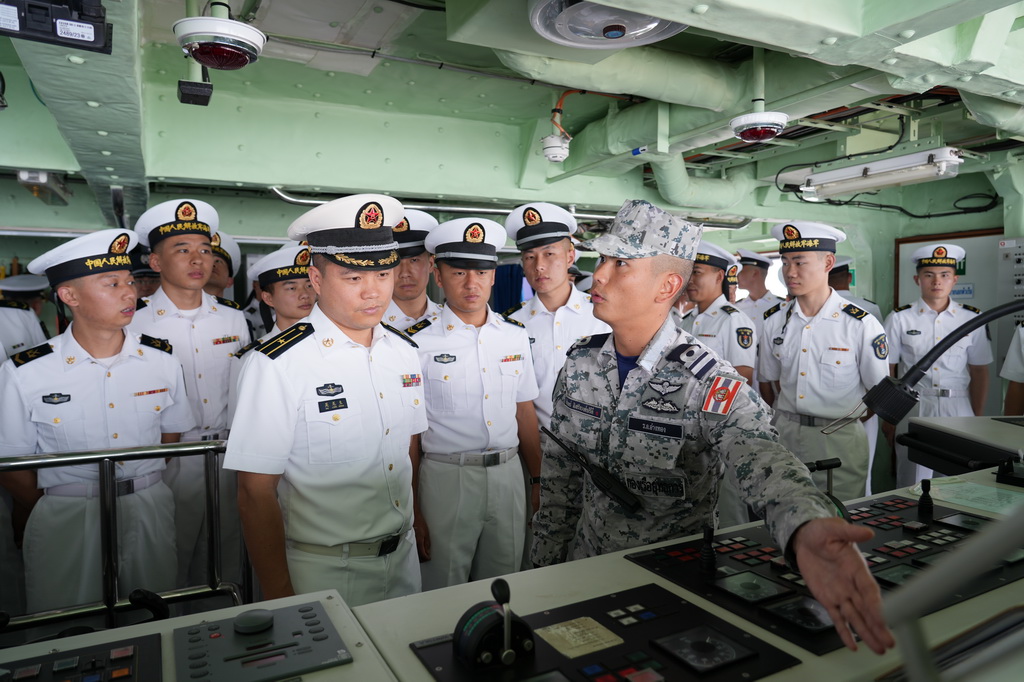 3月27日，在中泰“蓝色突击-2025”海军联合训练中，中泰双方组织舰艇参观。新华社发（陈汶财 摄）