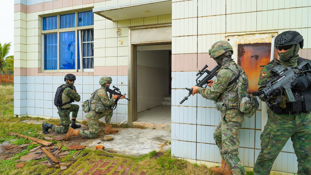 3月30日，在中泰“蓝色突击-2025”海军联合训练中，中泰双方队员进行反恐反海盗科目训练。新华社发（马梓博 摄）