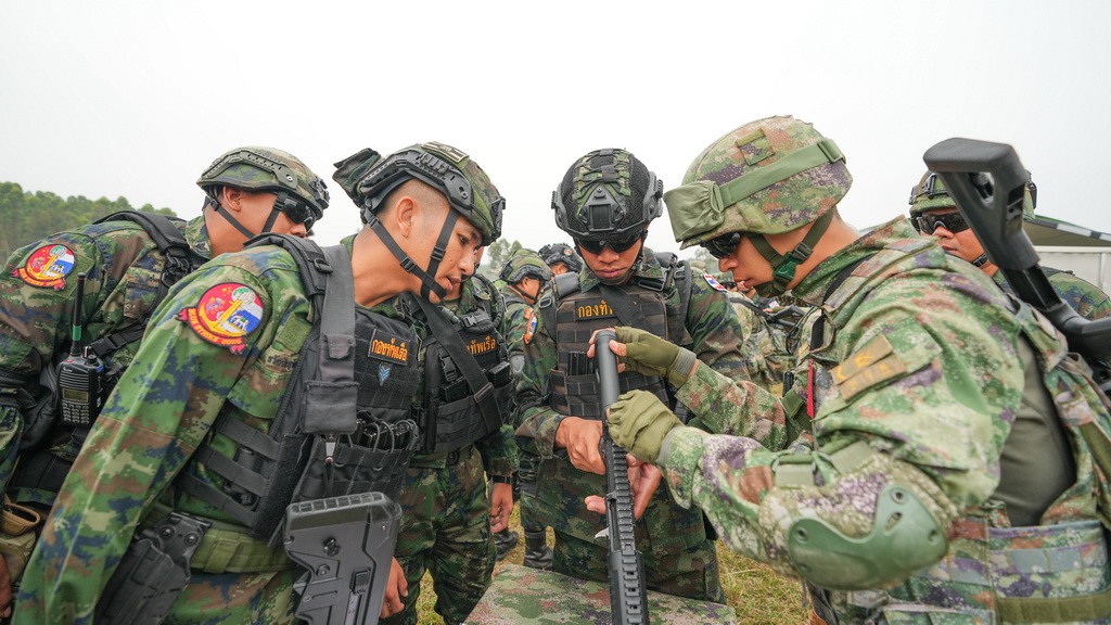 3月27日，在中泰“蓝色突击-2025”海军联合训练中，中泰双方队员进行轻武器射击交流。新华社发（贾成露 摄）