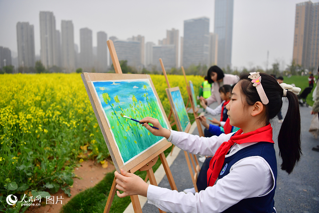 3月11日，南昌珠市学校云飞路校区的老师带领学生们走进花海，将艺术教育与自然体验相结合，不仅让学生们感受到春天的气息，也让他们在自然和社会的大课堂中学习知识、增长见识、陶冶情操。人民网记者 时雨摄