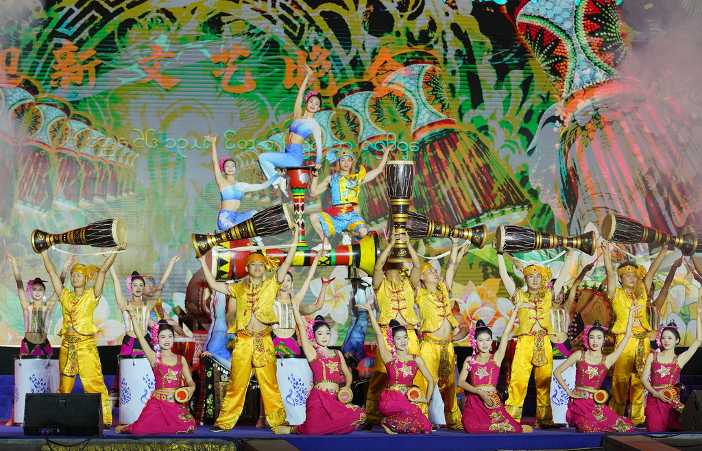 4月12日，在西双版纳傣族自治州景洪市，演员在傣历新年节（2025年泼水节）文艺晚会上表演。