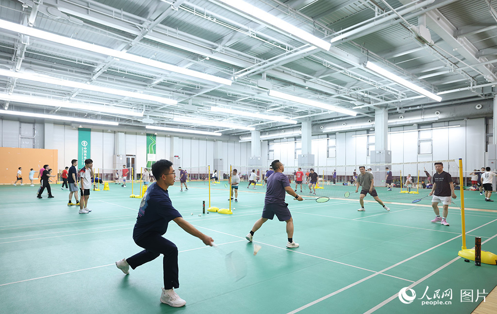 3月31日，雄安容东综合运动馆“一场难求”。人民网记者 李兆民摄